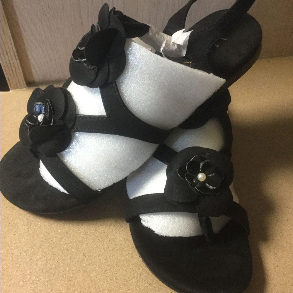 Mackin J Black Vegan Suede Flat Strap Flower Pearl Accent Flat Sandals New - Picture 4 of 6